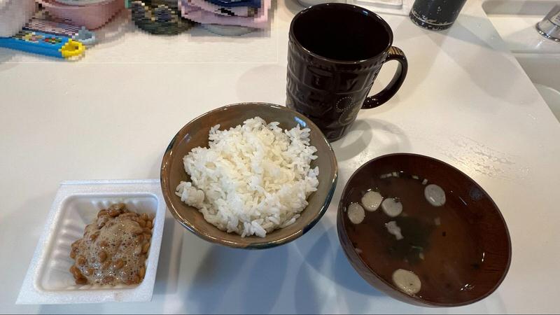 朝食（ローファット）：納豆、ごはん、お吸い物、（マルチビタミン）