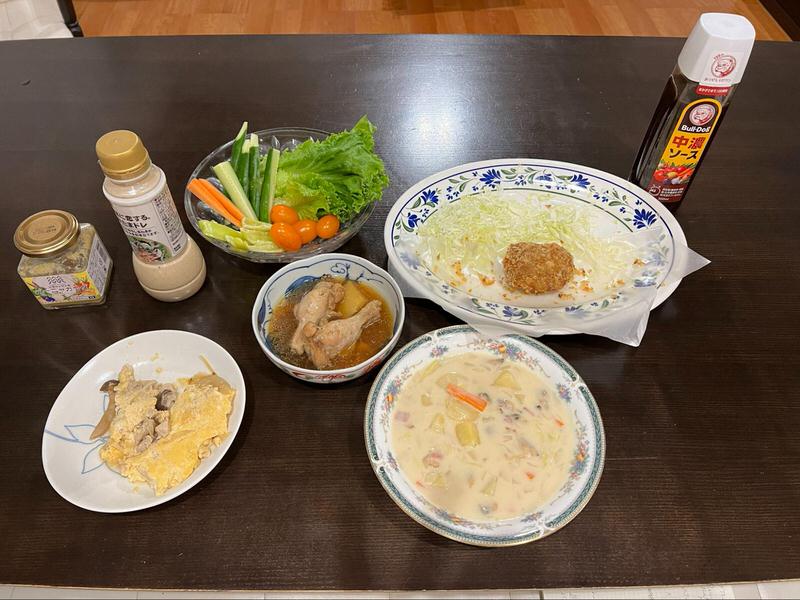 夕食（ケトジェニック）：コロッケ、鶏肉の煮物、クリームシチュー、野菜スティック