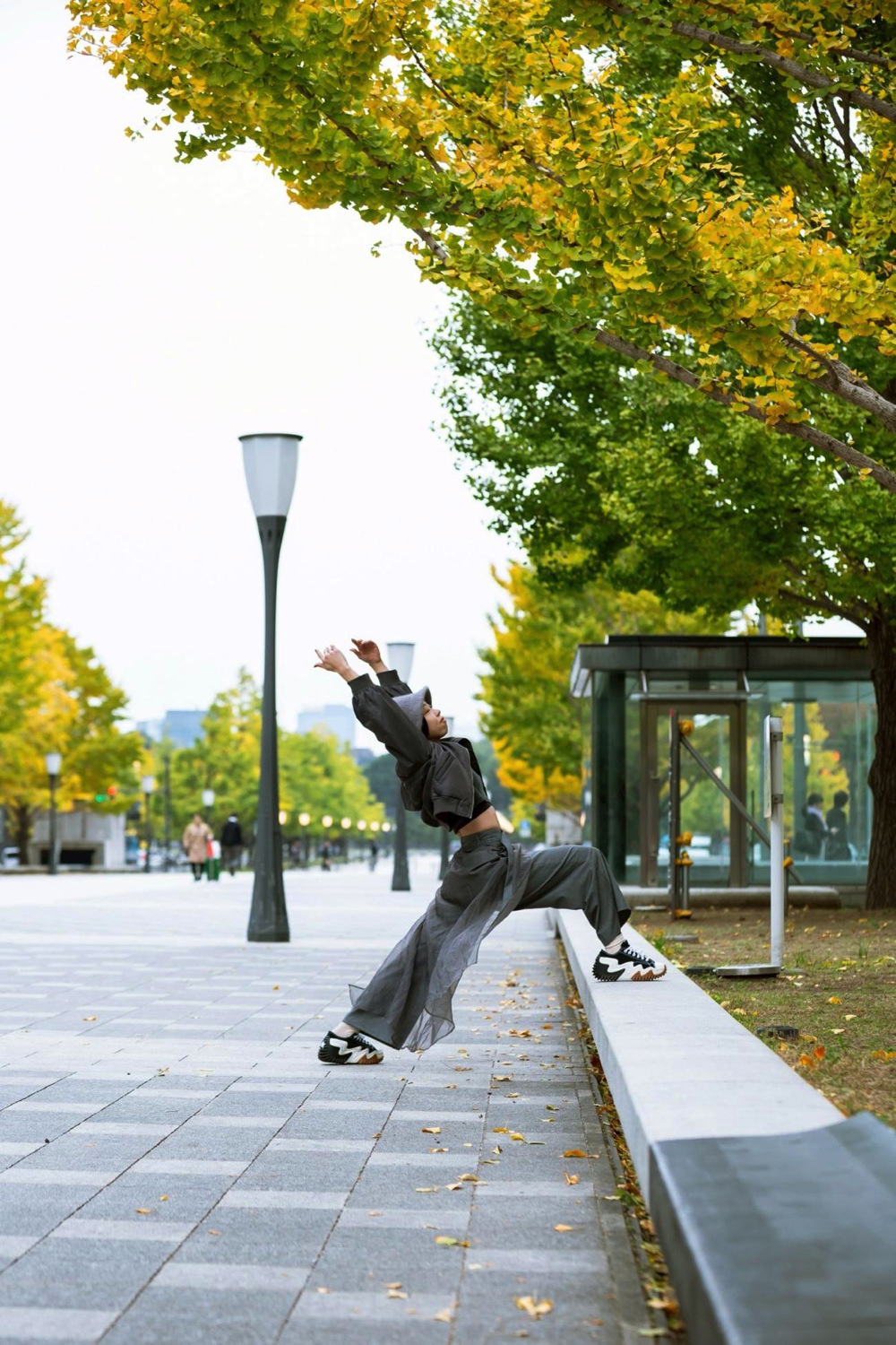 yoga eri 1 ヨガでお腹を引き締める 頑張らなくても変わる“内側から整う”習慣