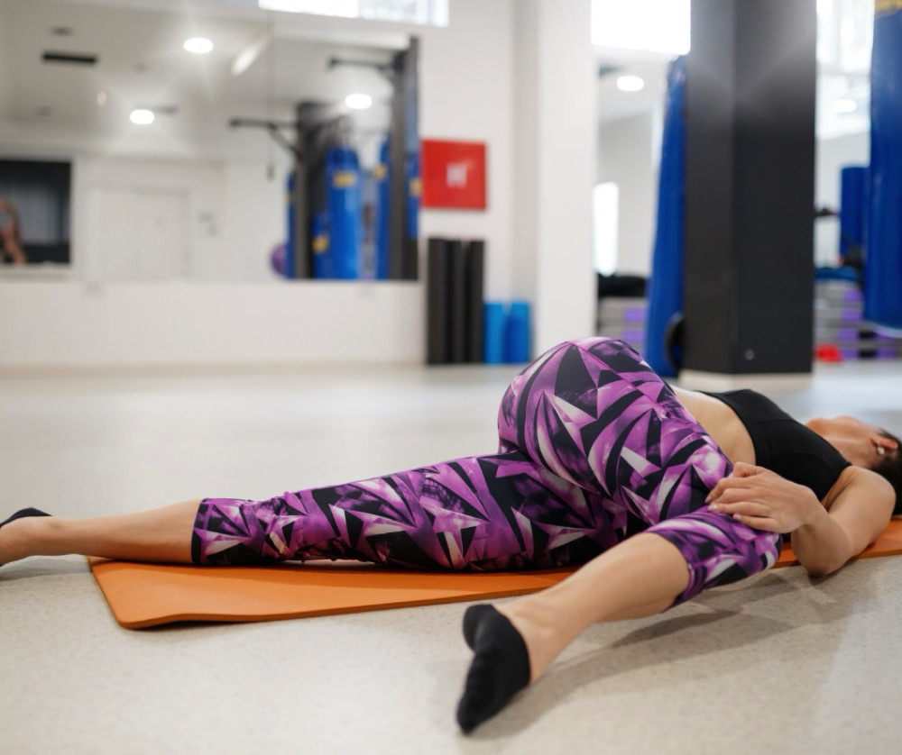 yoga eri 10 ヨガでお腹を引き締める 頑張らなくても変わる“内側から整う”習慣