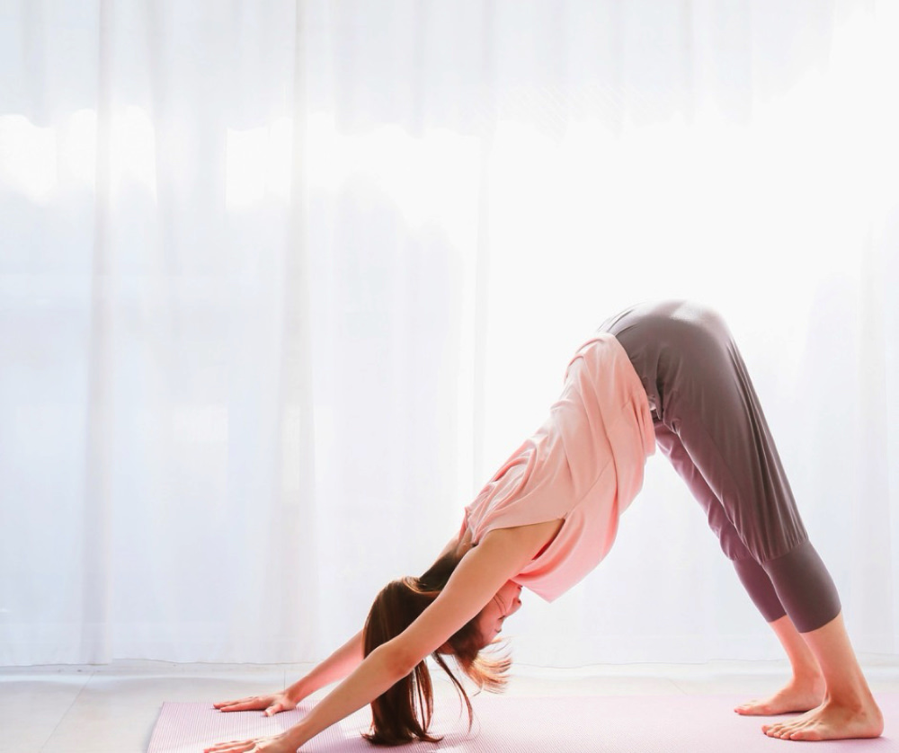 yoga eri 5 ヨガでお腹を引き締める 頑張らなくても変わる“内側から整う”習慣