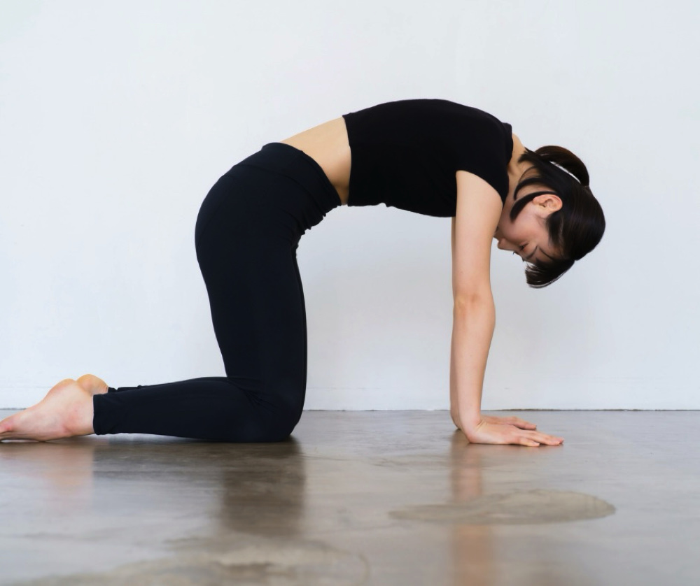 yoga eri 9 ヨガでお腹を引き締める 頑張らなくても変わる“内側から整う”習慣